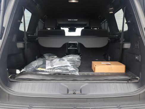 Used 2024 Lexus GX 550 w/ Accessory Package (2T) AWD/4WD image 16