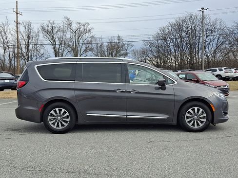 Used 2020 Chrysler Pacifica Touring-L Plus w/ Advanced Safetytec Group image 7