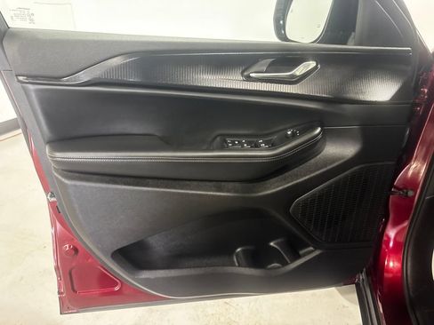 Used 2025 Jeep Grand Cherokee Altitude AWD/4WD image 18