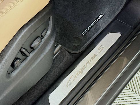 Used 2025 Porsche Cayenne S AWD/4WD image 32