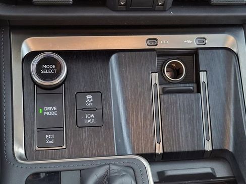 Used 2024 Lexus GX 550 w/ Accessory Package (2T) image 25