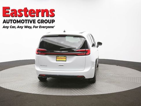 Used 2023 Chrysler Pacifica Touring-L image 39