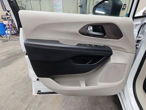 Used 2023 Chrysler Voyager LX image 27