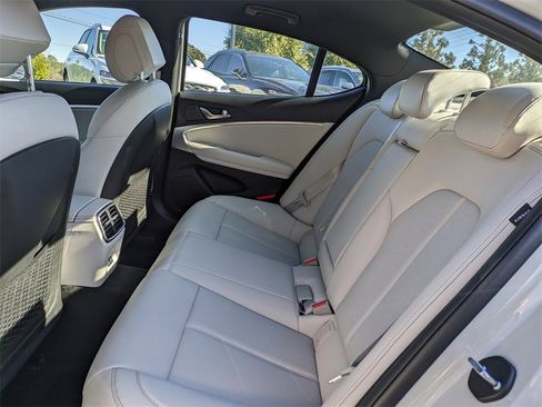 Used 2025 Genesis G70 2.5T image 12