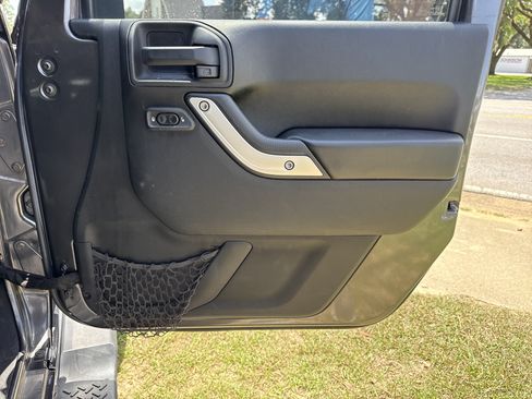 Used 2016 Jeep Wrangler Unlimited Sahara w/ Connectivity Group AWD/4WD image 24