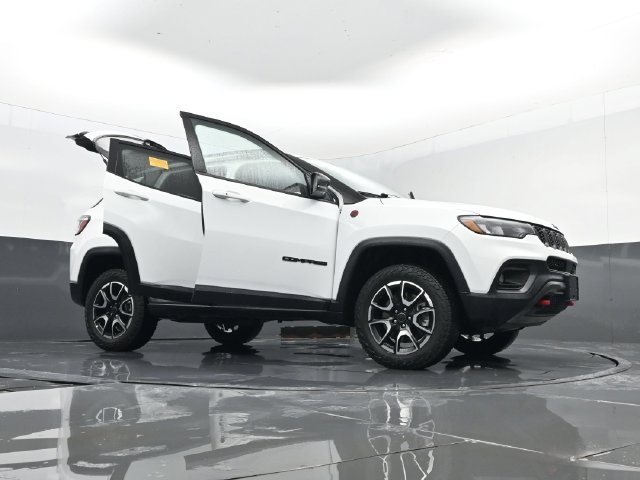 Used 2025 Jeep Compass Trailhawk AWD/4WD image 30