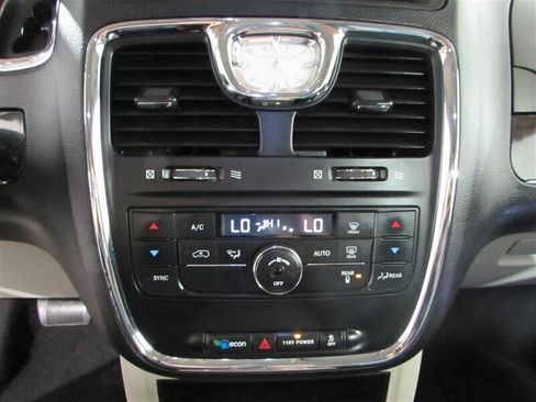 Used 2014 Chrysler Town & Country Touring image 54