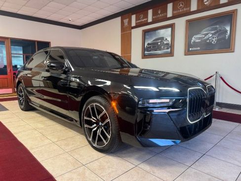 Used 2025 BMW i7 xDrive60 image 2