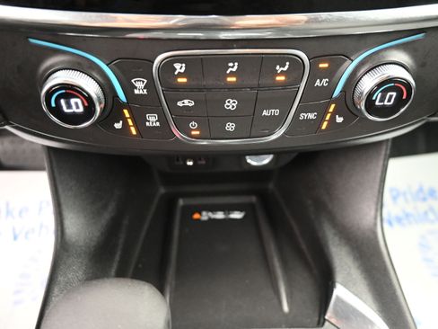 Used 2023 Chevrolet Traverse LT AWD/4WD image 16