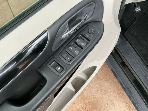 Used 2016 Dodge Grand Caravan SXT image 15