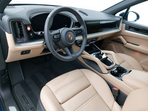 Used 2025 Porsche Cayenne image 18