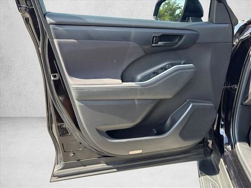 Used 2021 Toyota Highlander L FWD image 12