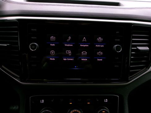 Used 2022 Volkswagen Atlas Cross Sport SE w/ Black Wheel Package AWD/4WD image 4