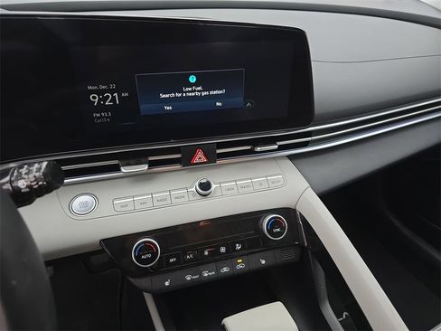 Certified 2022 Hyundai Elantra Limited image 19