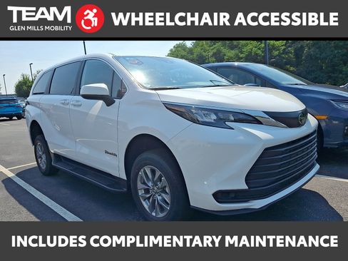 Used 2026 Toyota Sienna LE FWD image 1