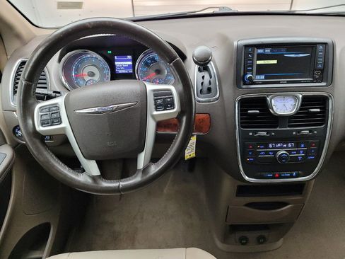 Used 2016 Chrysler Town & Country Touring FWD image 22