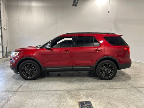 Used 2018 Ford Explorer XLT w/ Equipment Group 202A AWD/4WD image 9
