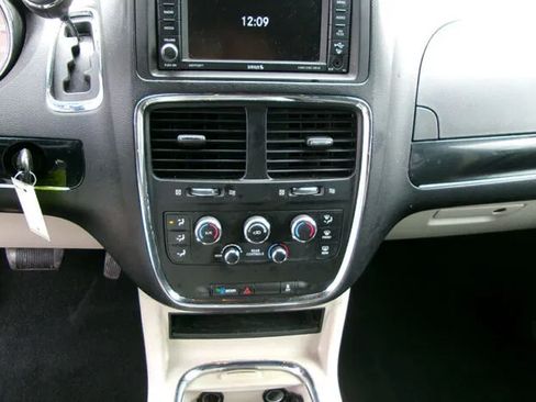 Used 2017 Dodge Grand Caravan SXT FWD image 15
