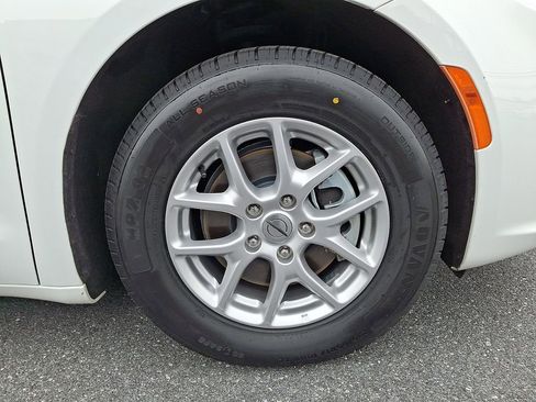 Used 2023 Chrysler Pacifica Touring-L image 9