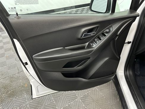 Used 2022 Chevrolet Trax LT w/ LT Convenience Package image 11