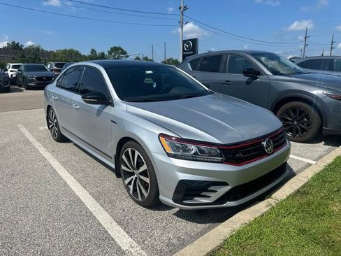 Used 2018 Volkswagen Passat GT FWD image 2