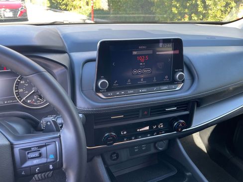 Used 2025 Nissan Rogue SV image 17