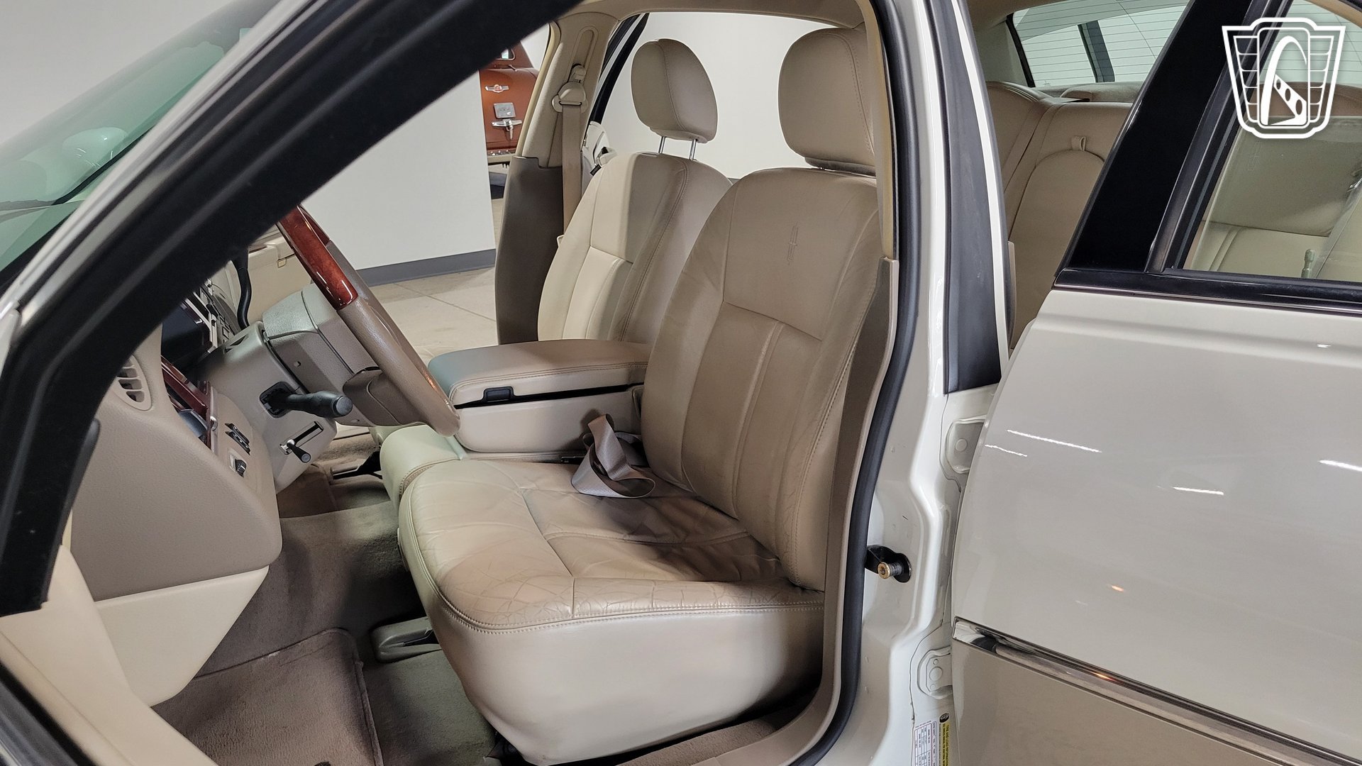 Used 2005 Lincoln Town Car Signature Limited RWD image 14