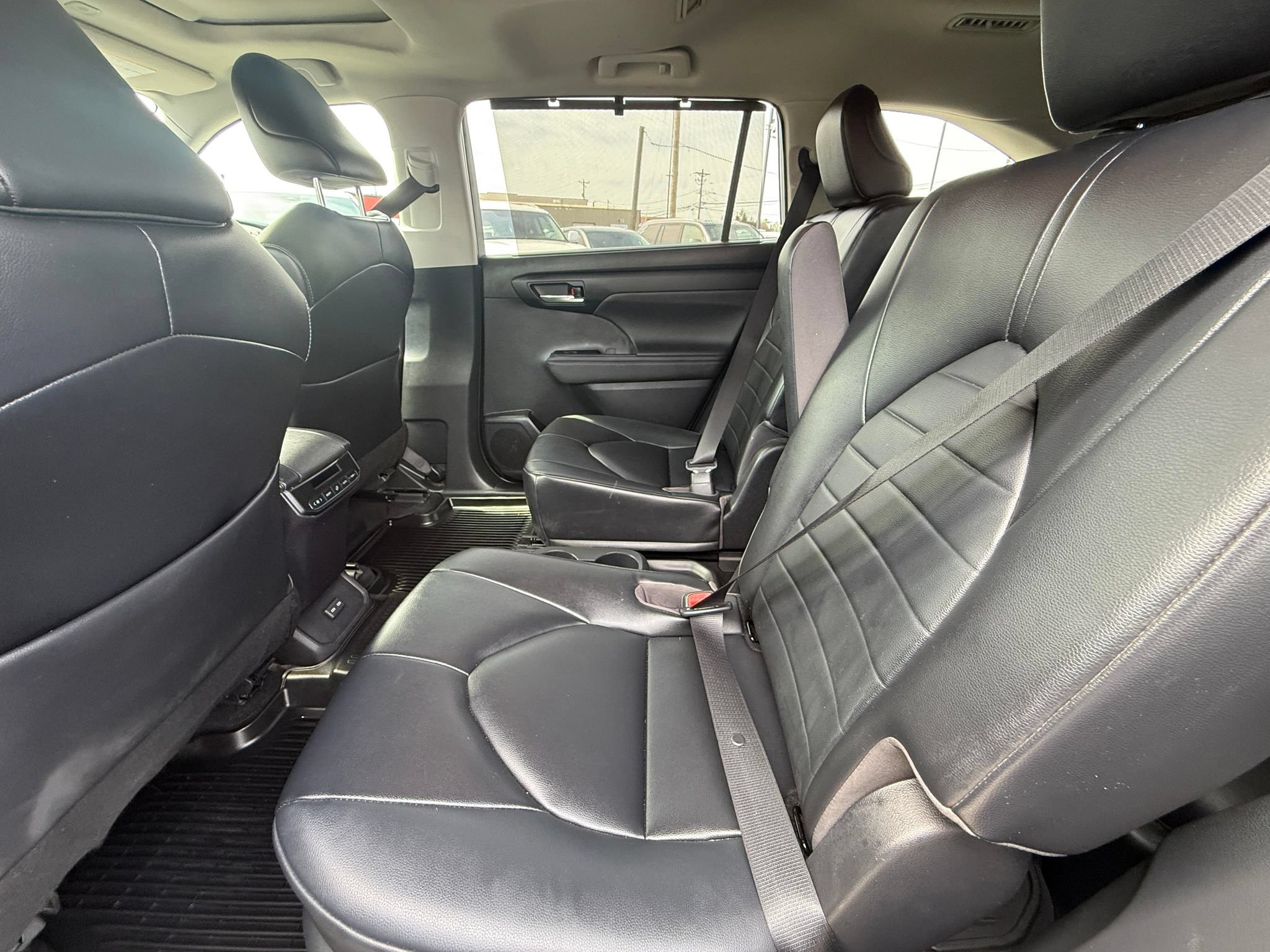 Used 2023 Toyota Highlander XLE AWD/4WD image 6