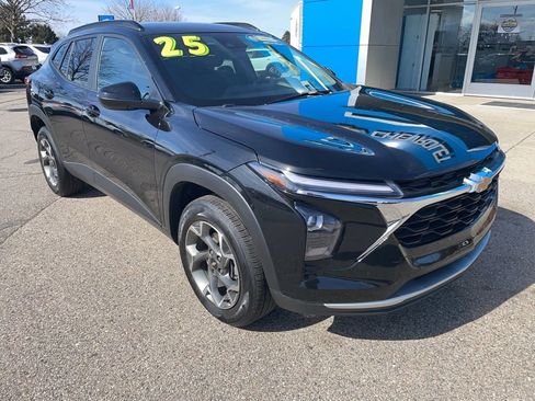 Used 2025 Chevrolet Trax LT image 1