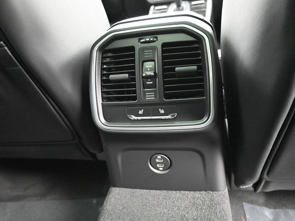 Certified 2025 Porsche Macan AWD/4WD image 28