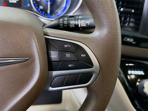 Used 2017 Chrysler Pacifica Touring Plus image 21