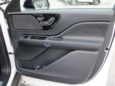 Used 2025 Lincoln Aviator AWD w/ Jet Appearance Package image 17