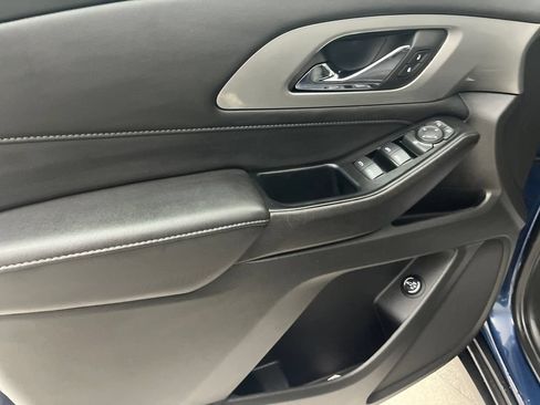 Used 2023 Chevrolet Traverse LT FWD image 11