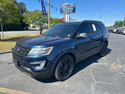 Used 2017 Ford Explorer XLT w/ Equipment Group 202A FWD image 3
