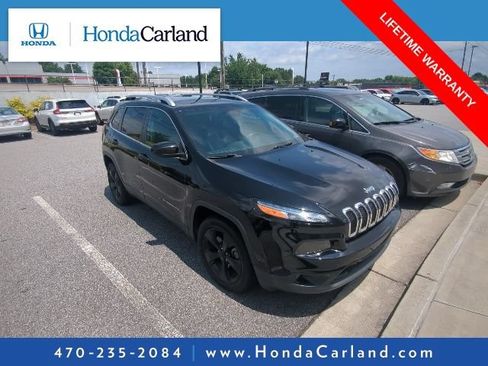 Used 2018 Jeep Cherokee Latitude Plus w/ Comfort/Convenience Group FWD image 3