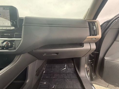 Used 2024 Nissan Pathfinder Platinum image 30