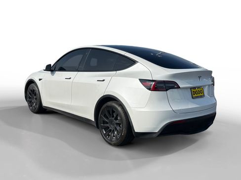 Used 2022 Tesla Model Y Long Range AWD/4WD image 3