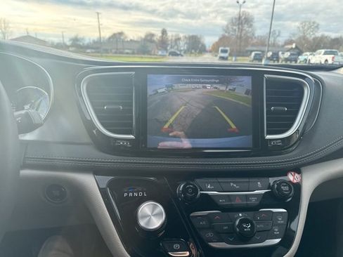 Used 2024 Chrysler Pacifica Select image 19