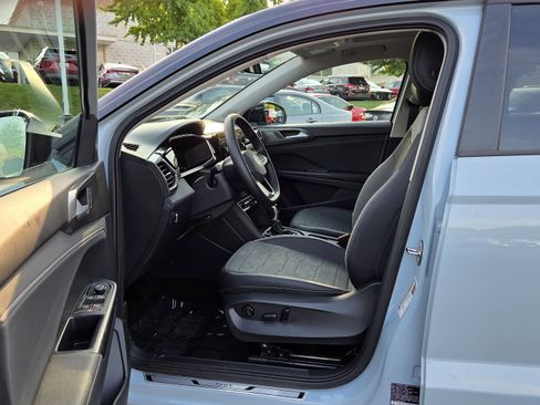 Certified 2025 Volkswagen Taos SE AWD/4WD image 15