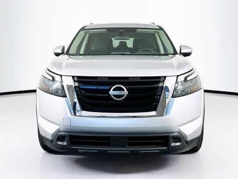 Used 2024 Nissan Pathfinder SV image 2