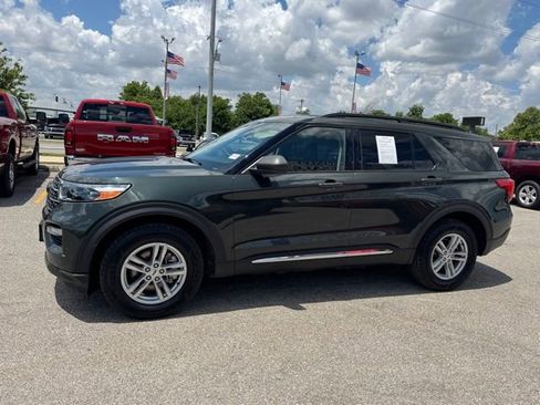 Used 2022 Ford Explorer XLT w/ Equipment Group 202A AWD/4WD image 2