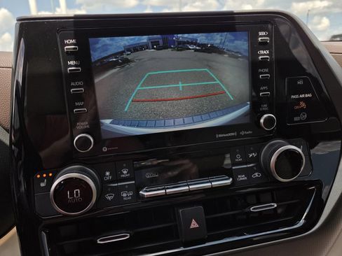 Used 2022 Toyota Highlander XLE FWD image 10