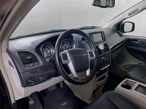 Used 2015 Chrysler Town & Country Touring image 7