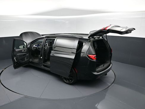 Used 2022 Chrysler Pacifica Limited w/ Uconnect Theater Family Group image 2