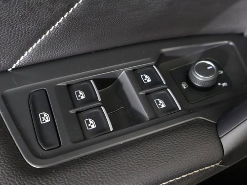 Used 2023 Volkswagen Tiguan SE FWD image 40