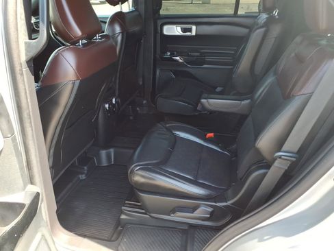 Certified 2022 Ford Explorer Platinum w/ Equipment Group 601A RWD image 17