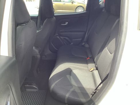Used 2023 Jeep Renegade Latitude AWD/4WD image 9