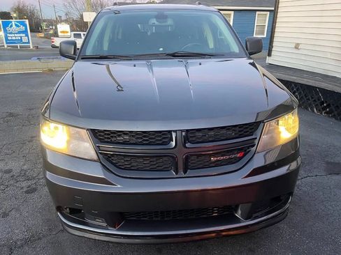 Used 2020 Dodge Journey SE w/ SE Popular Equipment Group FWD image 2