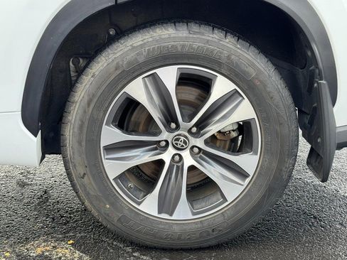 Used 2023 Toyota Highlander FWD image 5