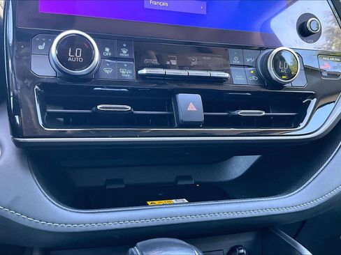 Used 2024 Toyota Highlander XLE AWD/4WD image 35